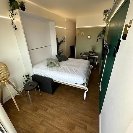 Front De Terrasse Et Parking Appartement *